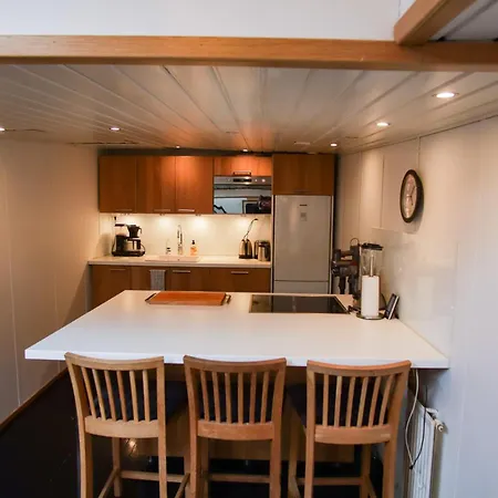 بوتيل Spacious Dutch Houseboat هلسنكي