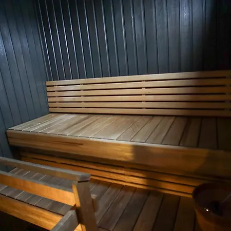 بوتيل Spacious Dutch Houseboat *