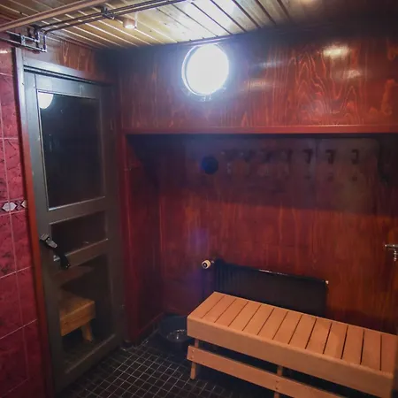 بوتيل Spacious Dutch Houseboat