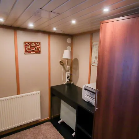 Spacious Dutch Houseboat *
