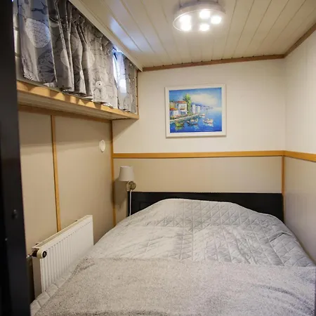 Spacious Dutch Houseboat * هلسنكي
