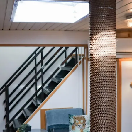 Spacious Dutch Houseboat بوتيل هلسنكي