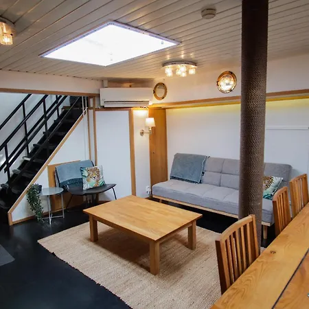 بوتيل Spacious Dutch Houseboat هلسنكي