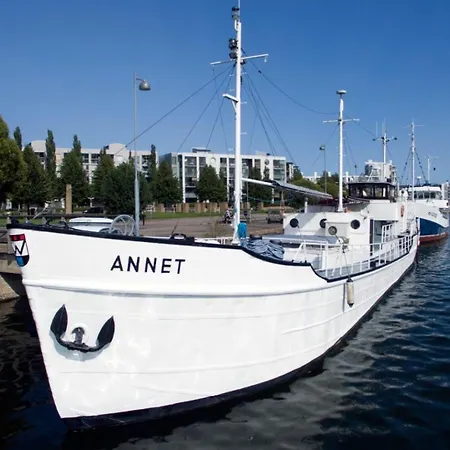Spacious Dutch Houseboat بوتيل هلسنكي